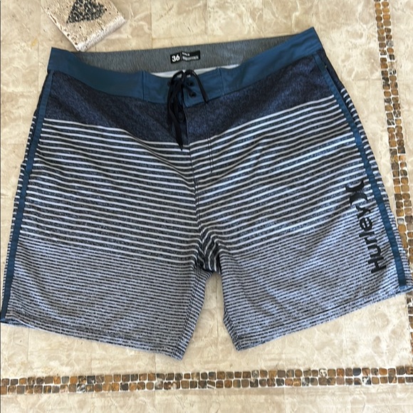 Hurley Phantom Blue and Black Striped Board Shorts / Swim Shorts Mens Size 36‎ - Picture 1 of 6